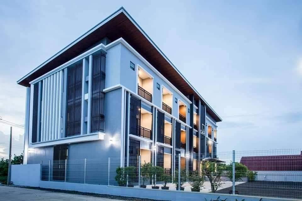 อาคาร Panorama Hotel Buriram ในช่วงเย็น
